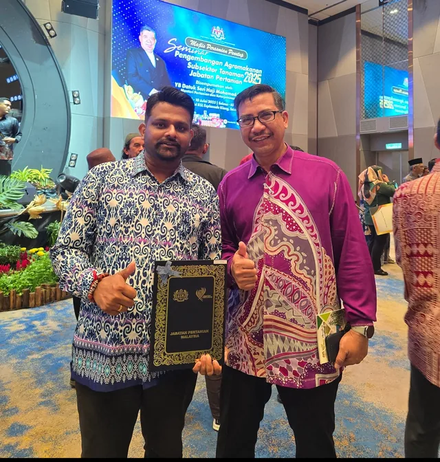 With the Jabatan Pertanian Malaysia certificate folder, 2025